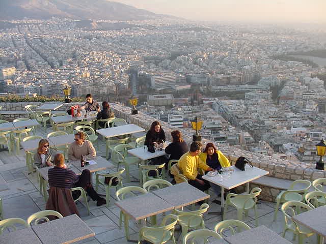 Το Παράδοξο της Κατανάλωσης στη Ζάκυνθο και την Ελλάδα: Όλα Ακριβαίνουν, Αλλά οι Καφετέριες Είναι Γεμάτες